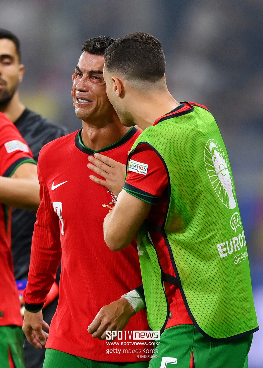 ▲ 포르투갈은 독일 프랑크푸르트에서 열린 슬로베니아와 유럽축구연맹(UEFA) 유럽선수권대회(유로2024) 16강전에서 엄청난 혈전을 했다. 90분 동안 이기지 못하고 연장전에 돌입한 뒤 승부차기에서 슬로베니아를 제압했다. 호날두를 최전방에서 풀타임을 뛰었다. 90분 정규 시간 내 득점하지 못했던 포르투갈이었고 호날두는 총 슈팅 6개를 때렸다. 연장전 페널티킥 선언에 키커는 호날두였는데 오블락에게 동선이 읽혀 득점하지 못했다