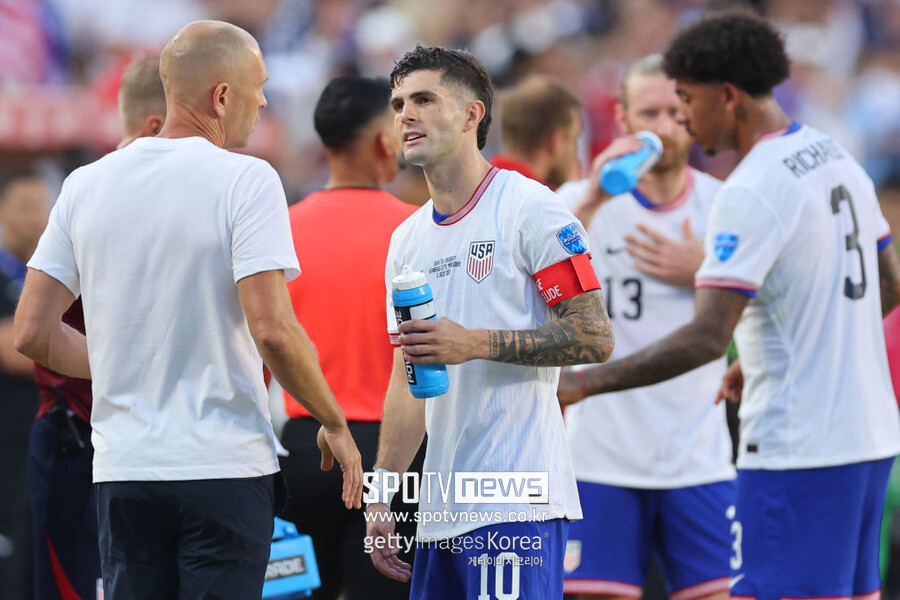 ▲ FIFA 랭킹 11위로 2024 코파 아메리카 참가국 중 아르헨티나, 브라질 다음으로 높았던 미국이 조별리그 탈락 수모를 당했다. 이번 대회 개최국이자 2년 후 월드컵을 안방에서 치르는 미국은 기대이하의 성적을 남겨 경쟁력 의문 및 대회 흥행에 좋지 않은 영향을 미치게 됐다. 벤탄쿠르를 교체로 사용한 우루과이는 3전 전승으로 8강에 올랐다.