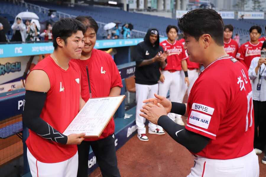 ▲ 시라카와는 “눈물이 나올 것 같다. 처음 한국에 왔을 때는 당장 일본에 돌아가고 싶을 정도로 불안했는데, 지금은 일본으로 돌아가기 아쉬울 정도”라면서 “팀에 2승밖에 공헌하지 못한 점이 죄송하다. 부산에서 많은 선배분들이 격려해 주셔서 내가 더 견고해지고, 열심히 할 수 있었다. 정말 모든 분들이 형처럼 잘해주셔서 야구를 재밌게 하고 돌아간다”고 인사를 건넸다.ⓒSSG랜더스