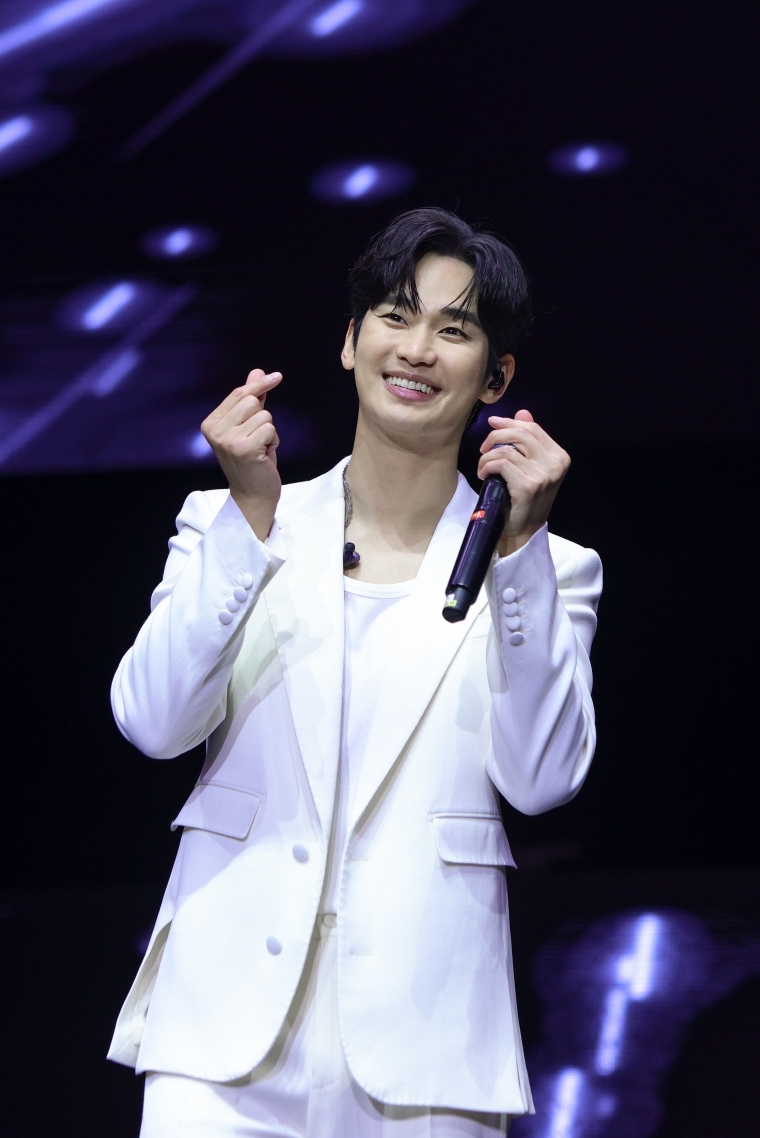 김수현, 너무 행복해서 웃다 울었다…팬미팅 투어 시야제한석까지 '완판 행렬'