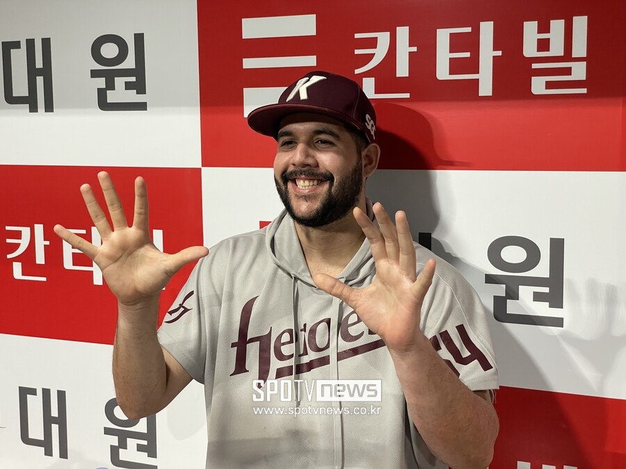 ▲엔마누엘 데 헤이수스가 10승 달성을 기념해 손가락 10개를 다 펴고 기념촬영을 하고 있다. ⓒ고척, 최민우 기자