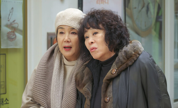 ▲ '고장난 가족'에서 오랜 친구로 출연하는 원종례(왼쪽)와 전성애. 제공|㈜스토리셋, ㈜시테스