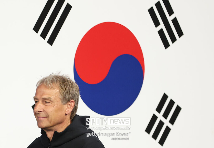 ▲ 독일 매체 ‘스포르트1’은 3일(한국시간) “위르겐 클린스만은 잉글랜드 국가대표팀의 가레스 사우스게이트 감독에게 조언을 건넸다. 클린스만이 잉글랜드의 감독이었다면, 그는 무엇을 해야 할지 정확히 알았을 것이다”라고 전했다. 매체에 따르면, 클린스만은 본인이 기고하는 칼럼을 통해 “나는 잉글랜드가 스위스를 놀라게 할 다른 것을 시도해야 한다고 생각한다. 토너먼트 기간에는 자신의 직감을 믿고 숨지 말아야 한다”라고 언급했다.