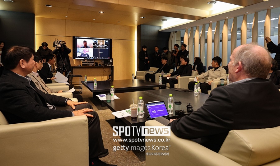 ▲ 자신의 잘못에 대한 책임이나 사과는 없다. 한국 대표팀에서 해고된 후에도 유럽으로 돌아가 변명만 가득하고 있다. 독일 매체들과 가진 인터뷰에선 오히려 한국 축구 팬들을 화나게 하는 발언으로 주목을 받았다. 결국엔 이런 사람을 감독으로 임명한 대한축구협회의 잘못이 크다.