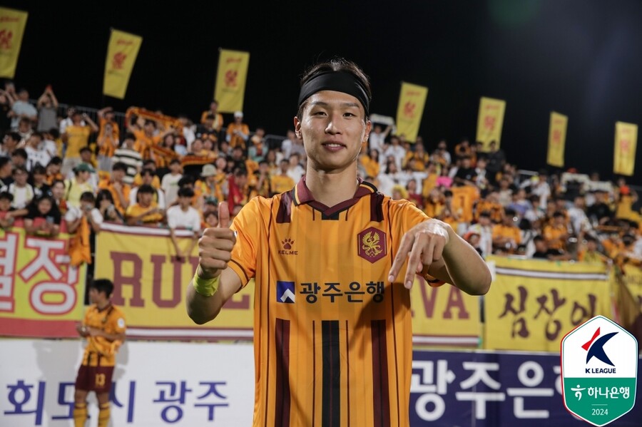 ▲ K리그1 광주FC는 3일 보도자료를 통해 “엄지성이 잉글랜드 챔피언십의 스완지 시티로 이적한다”라고 발표했다. 엄지성의 이적료는 120만 달러(약 17억 원) 정도인 것으로 알려졌다.  ⓒ한국프로축구연맹