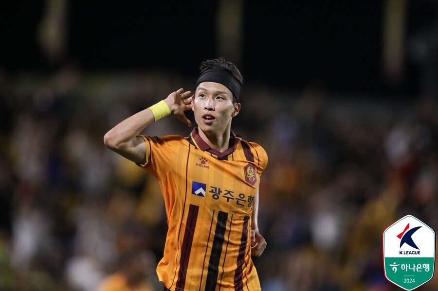 ▲ K리그1 광주FC는 3일 보도자료를 통해 “엄지성이 잉글랜드 챔피언십의 스완지 시티로 이적한다”라고 발표했다. 엄지성의 이적료는 120만 달러(약 17억 원) 정도인 것으로 알려졌다. ⓒ한국프로축구연맹