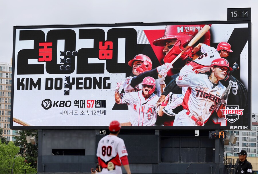 ▲ 김도영은 4월에는 KBO리그 역대 최초로 월간 10홈런 이상, 10도루 이상을 동시에 달성한 선수가 됐다. 그리고 리그에서 세 번째로 적은 경기 수에 20-20을 달성한 선수가 됐고, 역사상 두 번째로 어린 나이에 20-20을 기록한 선수로도 기록됐다. ⓒ연합뉴스