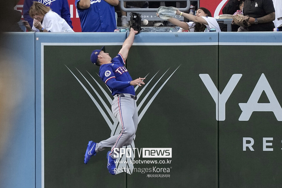 ▲ 텍사스 레인저스 신인 외야수 와이어트 랭포드. MLB.com은 '샌디에이고 내야수 김하성의 배트에 맞고 공중을 날아간 타구는 왼쪽 담장 바로 뒤 관중석 1열에 거의 떨어질 뻔했다. 그러나 랭포드가 담장을 타고 올라 김하성의 타구를 훔치면서 초반 선발투수 슈어저가 2실점 할 위기에서 구했다'며 놀라워했다. 