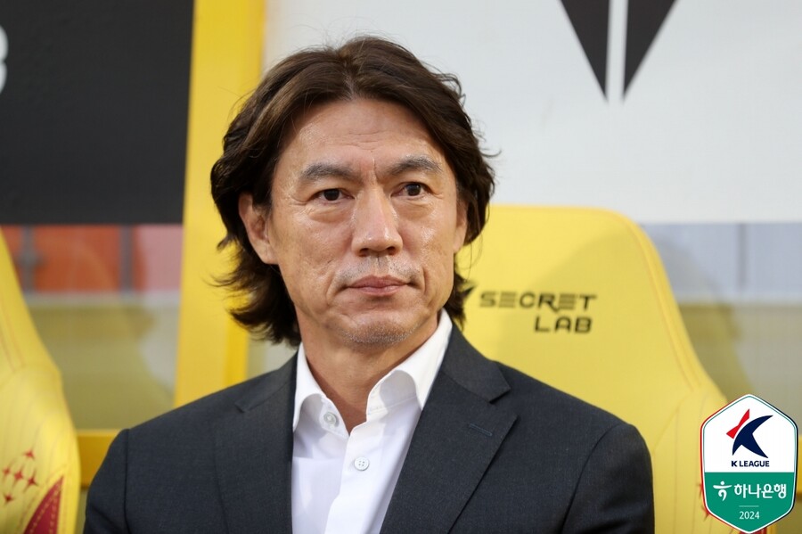 ▲ 홍명보 울산 HD 감독이 불씨가 계속 살아있는 국가대표팀 차기 사령탑 후보설에 또 다시 거부 입장을 보였다. 감독 선입 작업 주체를 이어받은 이임생 대한축구협회 기술총괄이사가 유럽 출장을 마치고 귀국한 뒤 울산으로 향할 것이라는 소문이 파다하다. 이런 상황에 홍명보 감독은 '바로 울산에 내려가지 않을 것'이라며 '특별히 만날 이유도 없다'고 또 한 번 고사했다.  ⓒ한국프로축구연맹