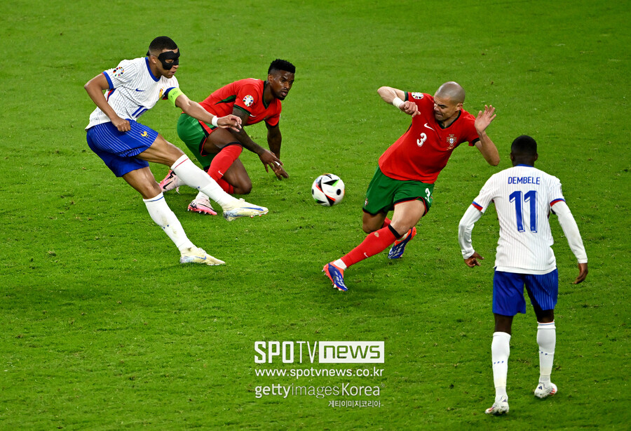 ▲ 포르투갈은 독일 함부르크 아레나(폴크스파르크슈타디온)에서 열린 유럽축구연맹(UEFA) 유럽축구선수권대회(유로2024) 8강전에서 프랑스와 만났다. '미리보는 결승전'이란 타이틀처럼 정규시간 90분 안에 결정되지 않았고, 연장전을 넘어 승부차기에서 준결승 진출 팀이 확정됐다. 39세 호날두는 이번 대회를 '라스트댄스'로 말하며 조별리그부터 풀타임을 뛰었지만 득점은 없었다. 승부차기 종료 이후 씁쓸하게 하늘을 바라보며 대회를 마무리했다
