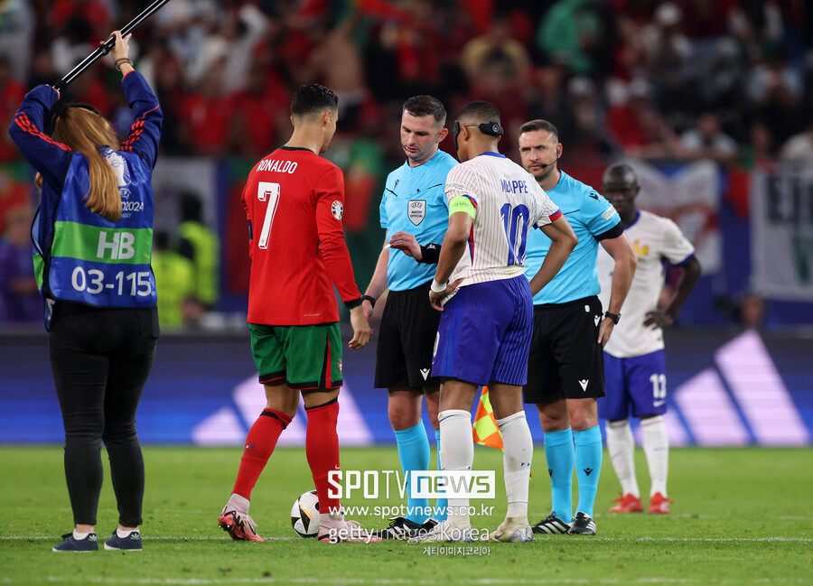 ▲ 포르투갈은 독일 함부르크 아레나(폴크스파르크슈타디온)에서 열린 유럽축구연맹(UEFA) 유럽축구선수권대회(유로2024) 8강전에서 프랑스와 만났다. '미리보는 결승전'이란 타이틀처럼 정규시간 90분 안에 결정되지 않았고, 연장전을 넘어 승부차기에서 준결승 진출 팀이 확정됐다. 39세 호날두는 이번 대회를 '라스트댄스'로 말하며 조별리그부터 풀타임을 뛰었지만 득점은 없었다. 승부차기 종료 이후 씁쓸하게 하늘을 바라보며 대회를 마무리했다