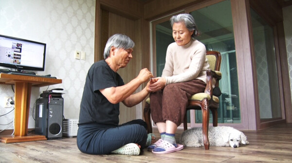 ▲ 경북 영덕 칠보산 중턱에서 서로를 돌보며 살아온 송학운 씨, 김옥경 씨 부부. 제공|KBS