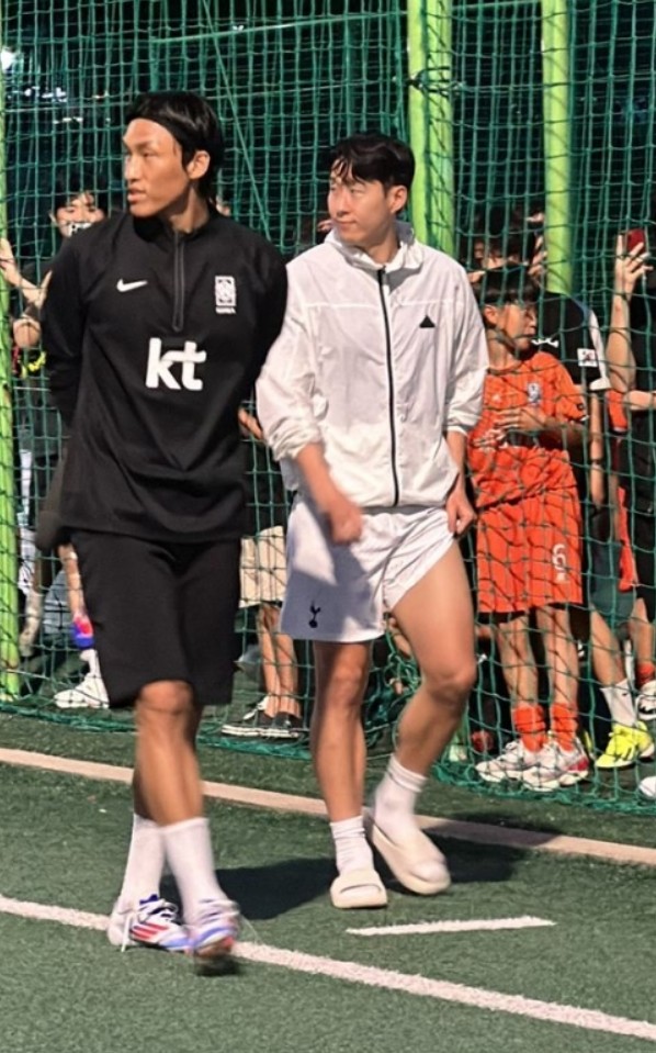 '충격' 손흥민, 진짜 큰일날 뻔...조기 축구에 등장하자 2000명이 우르르→현장 팬 증언 "경찰 출동했지만 제대로 된 대처 없었다"