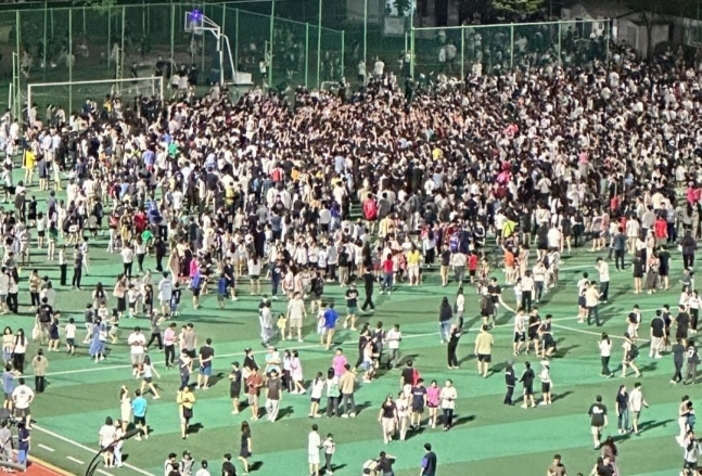 ▲ 각종 온라인 축구 커뮤니티에 따르면 손흥민은 지난 5일 경기도 용인 수지체육공원에 모습을 드러냈다. 그리고 일반인들을 상대로 조기 축구에 참여했다. 국가대표 골키퍼인 김승규도 함께였다. 프리미어리그 최고의 선수 중 한 명이자 한국 축구대표팀의 주장을 가까이서 볼 수 있는 기회였기에 이날 수지체육공원에는 2,000여 명 가까이 되는 인파가 몰린 것으로 확인됐다.  ⓒ온라인 축구 커뮤니티