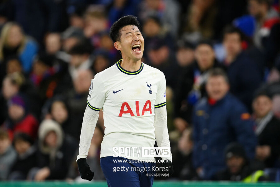 ▲ 각종 온라인 축구 커뮤니티에 따르면 손흥민은 지난 5일 경기도 용인 수지체육공원에 모습을 드러냈다. 그리고 일반인들을 상대로 조기 축구에 참여했다. 국가대표 골키퍼인 김승규도 함께였다. 프리미어리그 최고의 선수 중 한 명이자 한국 축구대표팀의 주장을 가까이서 볼 수 있는 기회였기에 이날 수지체육공원에는 2,000여 명 가까이 되는 인파가 몰린 것으로 확인됐다.