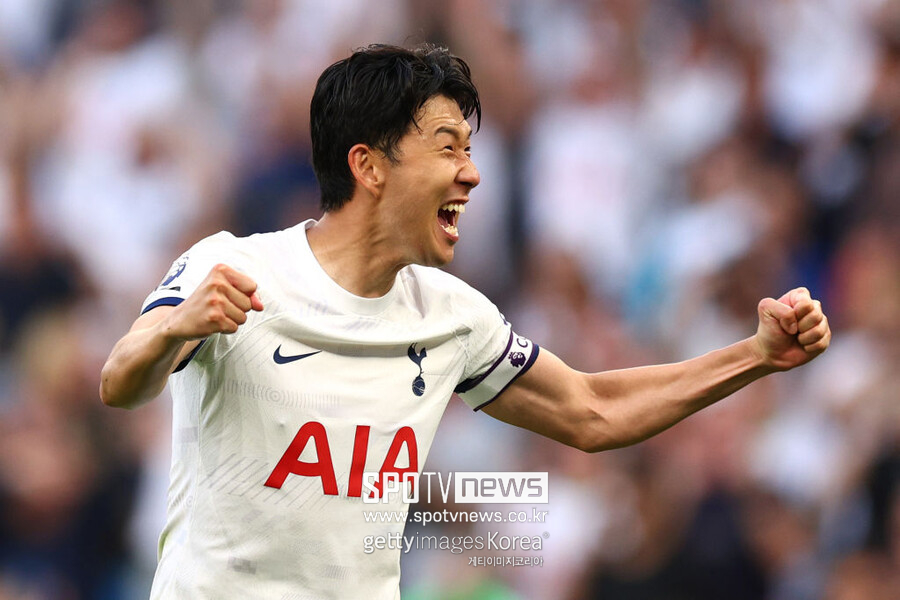 ▲ 각종 온라인 축구 커뮤니티에 따르면 손흥민은 지난 5일 경기도 용인 수지체육공원에 모습을 드러냈다. 그리고 일반인들을 상대로 조기 축구에 참여했다. 국가대표 골키퍼인 김승규도 함께였다. 프리미어리그 최고의 선수 중 한 명이자 한국 축구대표팀의 주장을 가까이서 볼 수 있는 기회였기에 이날 수지체육공원에는 2,000여 명 가까이 되는 인파가 몰린 것으로 확인됐다.