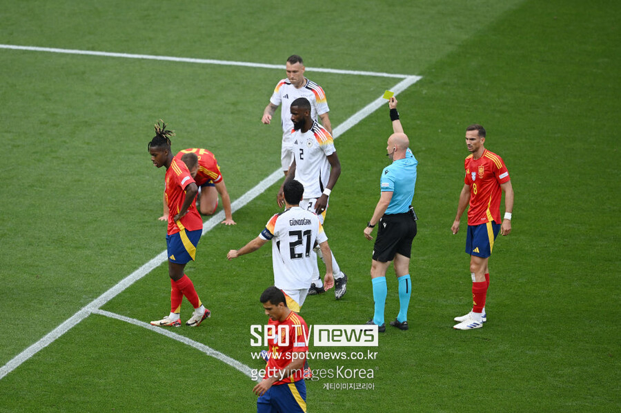 ▲ 독일 매체 ‘빌트’는 6일(한국시간) “앤서니 테일러 주심은 유럽축구연맹(UEFA) 유로 2024 8강에서 연장 후반에 나온 장면에서 페널티킥을 선언하지 않았다. 스페인의 마르크 쿠쿠렐라는 독일의 자말 무시알라의 슈팅을 박스 안에서 손으로 막았는데도 말이다”라고 전했다. 이어서 매체는 “테일러는 경기 후 당시 판정에 대한 설명을 하지 않았다. 그는 심판 동료들과 함께 벤츠를 타고 도망갔다”라고 설명했다.