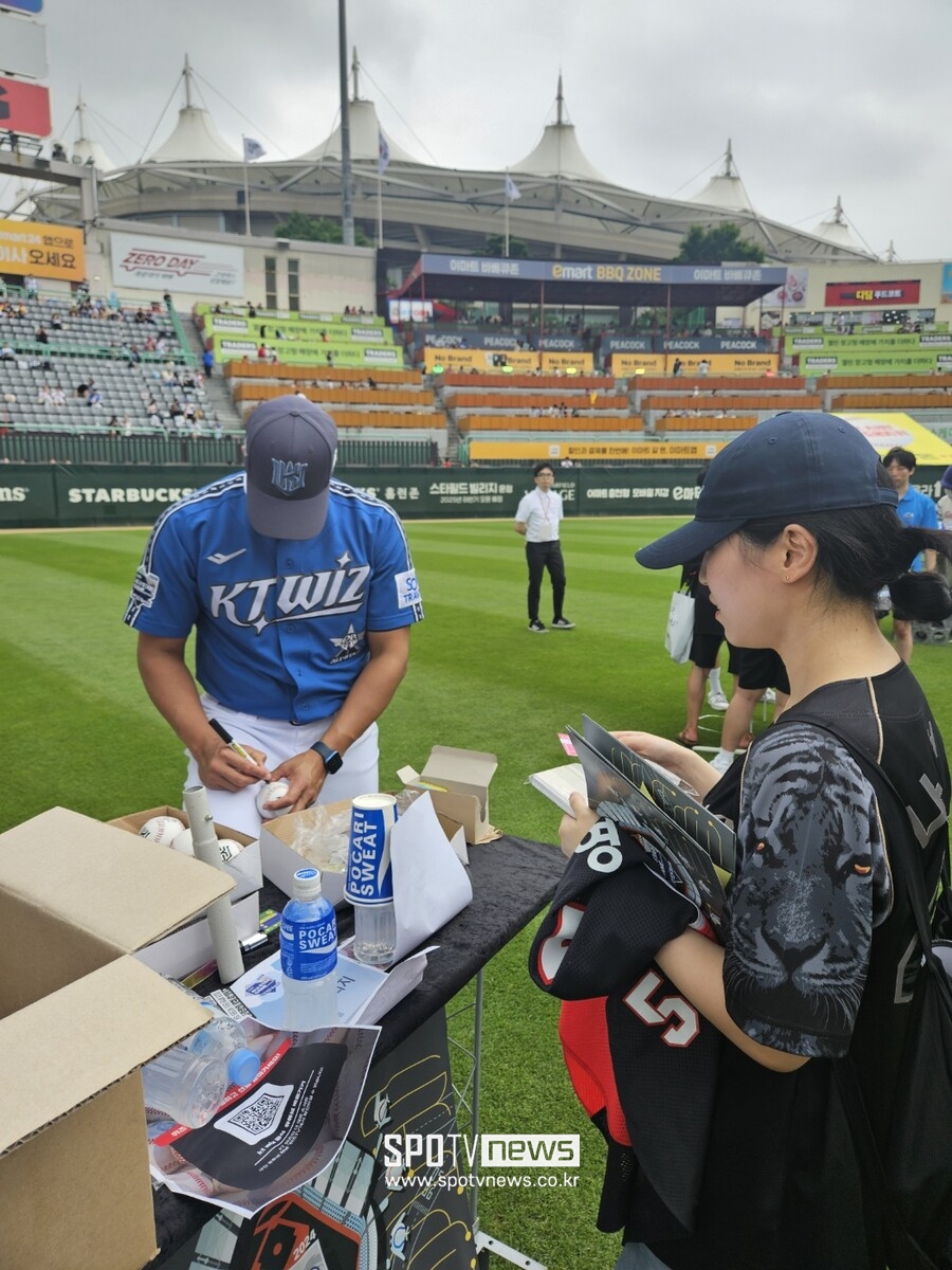 ▲쿠에바스가 올스타전을 찾은 팬들에게 사인을 해주고 있다. ⓒkt 위즈