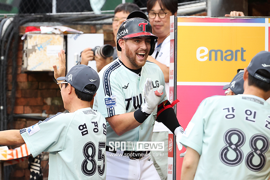 ▲ 나눔 올스타는 6일 인천SSG랜더스필드에서 열린 ‘2024 신한 SOL Bank KBO리그 올스타전’ 드림 올스타와 경기에서 4-2로 이겼다. 이날 승리한 나눔 올스타는 3000만 원 상금을 받았다. 나눔 올스타는 올스타전 3연승을 내달렸다. 홈런 포함 2타점을 기록한 오스틴 딘. ⓒ곽혜미 기자