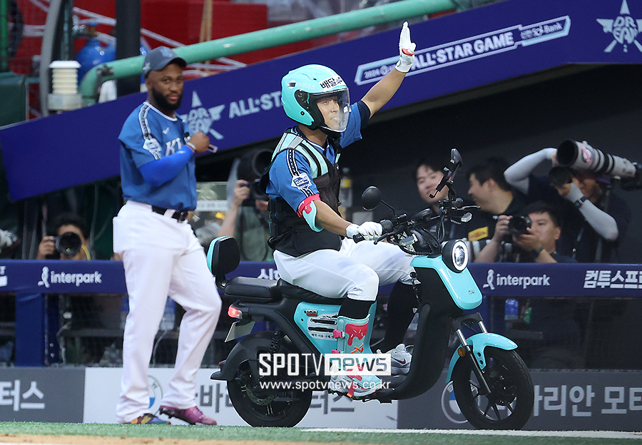 ▲나눔 올스타는 6일 인천SSG랜더스필드에서 열린 ‘2024 신한 SOL Bank KBO리그 올스타전’ 드림 올스타와 경기에서 4-2로 이겼다. 이날 승리한 나눔 올스타는 3000만 원 상금을 받았다. 나눔 올스타는 올스타전 3연승을 내달렸다. 안타는 물론 화려한 세리머니, 주루 플레이에서의 재밌는 장면으로 팬들의 성원을 받은 황성빈. ⓒ곽혜미 기자
