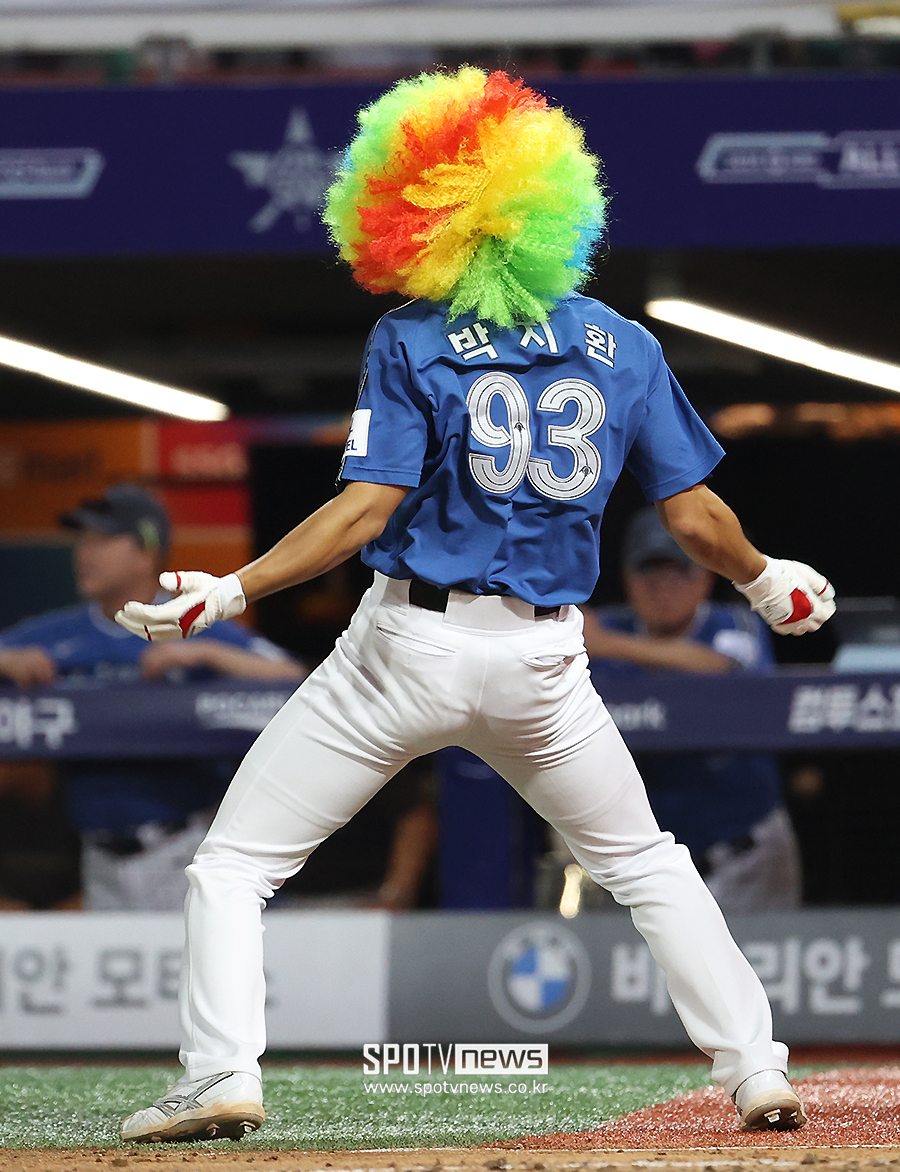 ▲ 나눔 올스타는 6일 인천SSG랜더스필드에서 열린 ‘2024 신한 SOL Bank KBO리그 올스타전’ 드림 올스타와 경기에서 4-2로 이겼다. 이날 승리한 나눔 올스타는 3000만 원 상금을 받았다. 나눔 올스타는 올스타전 3연승을 내달렸다. 고졸 신인 야수로는 유일하게 올스타전에 출전해 화려한 세리머니와 2안타를 기록하며 스포트라이트를 받은 박지환. ⓒ곽혜미 기자