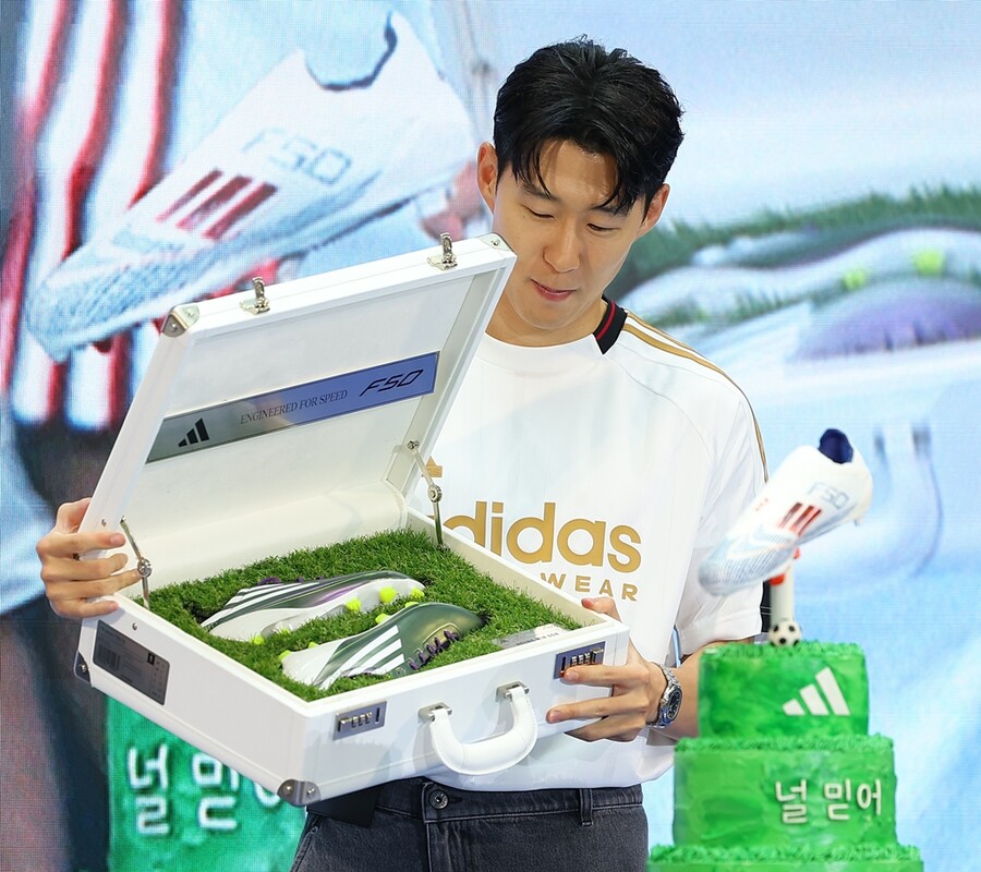 ▲ 축구 국가대표 손흥민이 6일 오후 서울 영등포 타임스퀘어에서 열린 아디다스 F50 발매 기념 팬미팅 행사에서 행사 주최측이 준비한 생일(7월8일) 선물을 들어보이고 있다.   ⓒ연합뉴스