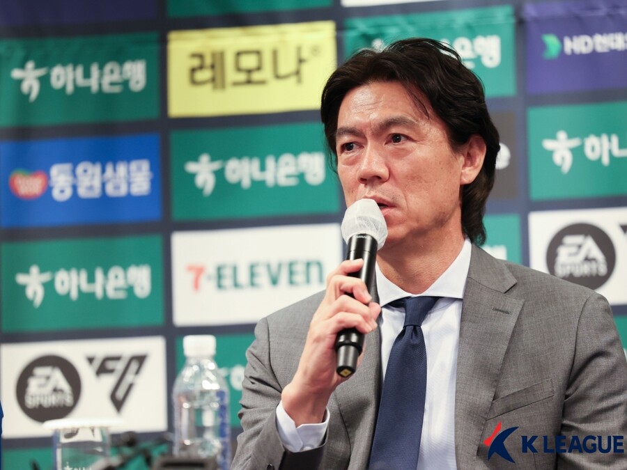 ▲ 대한축구협회가 5개월째 공석인 축구국가대표팀 사령탑에 홍명보 울산 HD 감독을 내정했다. 위르겐 클린스만 감독을 경질하고 오랜기간 새 감독 찾기에 나섰던 축구협회는 외국인 지도자가 아닌 홍명보 감독에게 다시 지휘봉을 넘기기로 했다. 홍명보 감독이 수락하면 2014 브라질 월드컵 이후 10년 만에 다시 국가대표팀을 이끌게 된다.  ⓒ한국프로축구연맹