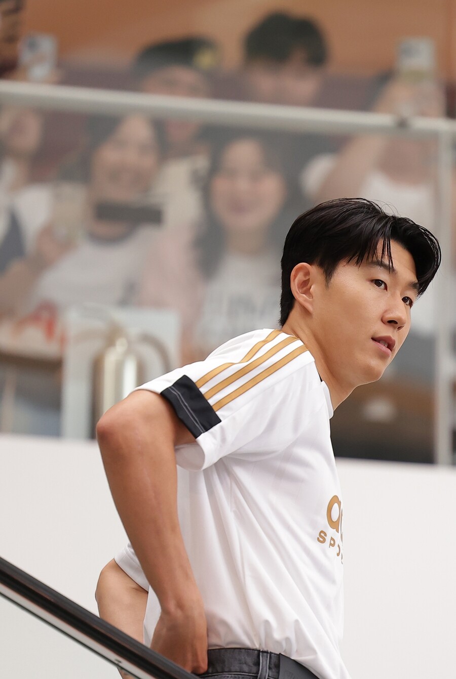 ▲ 축구 국가대표 손흥민이 6일 오후 서울 영등포 타임스퀘어에서 열린 아디다스 F50 발매 기념 팬미팅 행사에서 팬들을 향해 포즈를 취하고 있다.  ⓒ연합뉴스