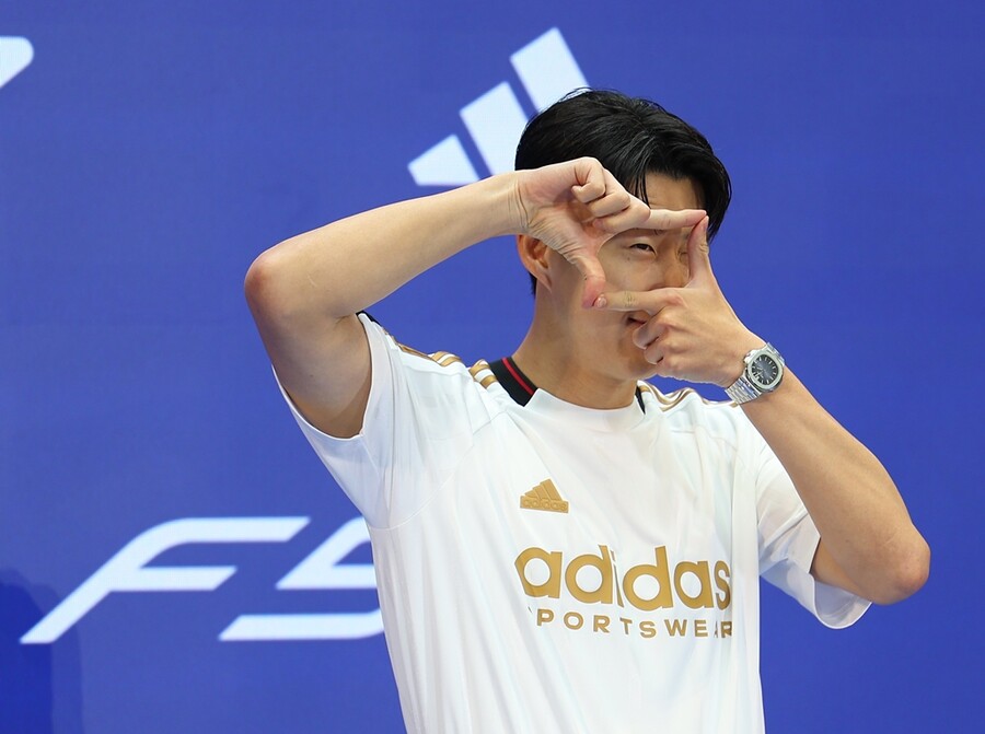 ▲ 축구 국가대표 손흥민이 6일 오후 서울 영등포 타임스퀘어에서 열린 아디다스 F50 발매 기념 팬미팅 행사에서 팬들을 향해 포즈를 취하고 있다.  ⓒ연합뉴스