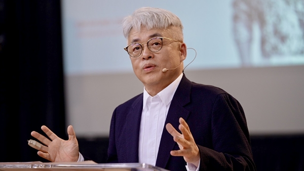 ▲ 지난 4일 영국 옥스퍼드대 셸더니언 홀에서 강연한 김형석 작곡가. 제공|변재길 PD