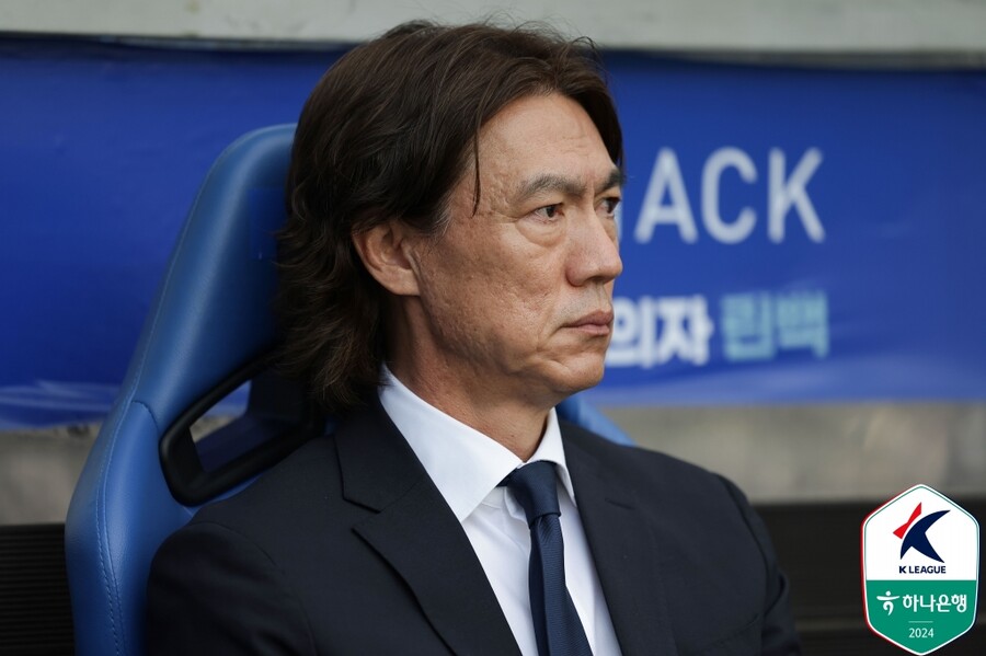 ▲ 대한축구협회는 8일 서울 축구회관에서 이임생 기술총괄이사가 브리핑을 열고 국가대표팀 차기 감독에 울산HD 홍명보 감독을 내정한 배경을 설명했다. 홍명보 감독은 "축구협회가 클린스만 감독을 선임하면서 어떤 학습이 돼 있었는지 묻고 싶다. 울산 팬들께선 걱정하지 않으셔도 된다"라며 부임설에 꾸준히 반대 입장이었지만 이임생 이사의 간곡한 부탁에 뜻을 함께하기로 한 것으로 밝혀졌다. ⓒ한국프로축구연맹