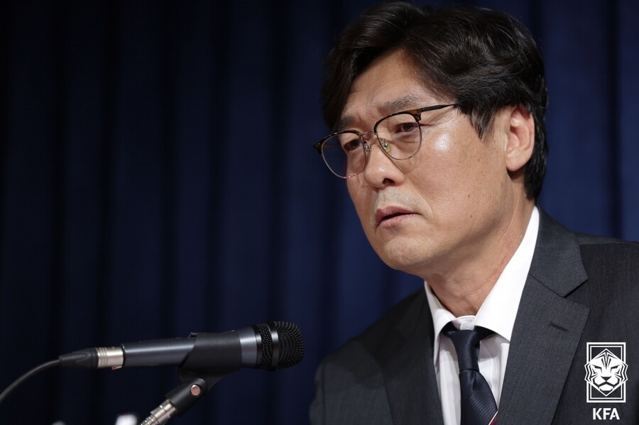 ▲ 대한축구협회는 8일 서울 축구회관에서 이임생 기술총괄이사가 브리핑을 열고 국가대표팀 차기 감독에 울산HD 홍명보 감독을 내정한 배경을 설명했다. 홍명보 감독은 "축구협회가 클린스만 감독을 선임하면서 어떤 학습이 돼 있었는지 묻고 싶다. 울산 팬들께선 걱정하지 않으셔도 된다"라며 부임설에 꾸준히 반대 입장이었지만 이임생 이사의 간곡한 부탁에 뜻을 함께하기로 한 것으로 밝혀졌다.  ⓒ대한축구협회