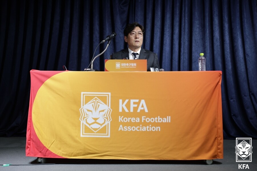 ▲ 대한축구협회는 8일 서울 축구회관에서 이임생 기술총괄이사가 브리핑을 열고 국가대표팀 차기 감독에 울산HD 홍명보 감독을 내정한 배경을 설명했다. 홍명보 감독은 "축구협회가 클린스만 감독을 선임하면서 어떤 학습이 돼 있었는지 묻고 싶다. 울산 팬들께선 걱정하지 않으셔도 된다"라며 부임설에 꾸준히 반대 입장이었지만 이임생 이사의 간곡한 부탁에 뜻을 함께하기로 한 것으로 밝혀졌다.  ⓒ대한축구협회