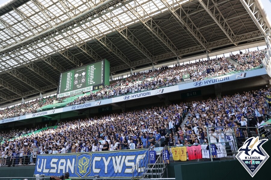 ▲ 대한축구협회는 8일 서울 축구회관에서 이임생 기술총괄이사가 브리핑을 열고 국가대표팀 차기 감독에 울산HD 홍명보 감독을 내정한 배경을 설명했다. 홍명보 감독은 "축구협회가 클린스만 감독을 선임하면서 어떤 학습이 돼 있었는지 묻고 싶다. 울산 팬들께선 걱정하지 않으셔도 된다"라며 부임설에 꾸준히 반대 입장이었지만 이임생 이사의 간곡한 부탁에 뜻을 함께하기로 한 것으로 밝혀졌다. ⓒ한국프로축구연맹