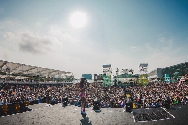 ▲ 지난 5일 열린 '워터밤 서울 2024'에 게스트로 출연해 DJ 제트비, 에이션과 함께 EDM 곡 '이터널 타임'으로 합동 무대를 선보인 시그니처 지원. 제공|C9엔터테인먼트