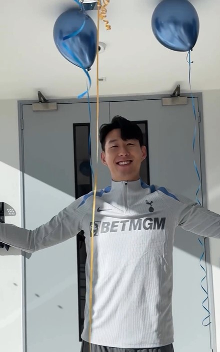 ▲ 잉글랜드 프리미어리그는 공식 사회관계망서비스(SNS)를 통해 손흥민의 생일을 축하했다. 프리미어리그는 “토트넘 홋스퍼의 주장”이라는 문구를 함께 작성했다. 그리고 함께 업로드한 영상의 퀄리티는 그야말로 ‘역대급’이었다. 손흥민이 2015년 토트넘에 합류한 이후 볼 수 있었던 장면들을 번갈아 넣었다. 드리블 장면을 시작으로 킥, 슈팅, 셀레브레이션까지 손흥민이 토트넘에서 쓴 역사를 한눈에 볼 수 있는 영상이었다.  ⓒ토트넘