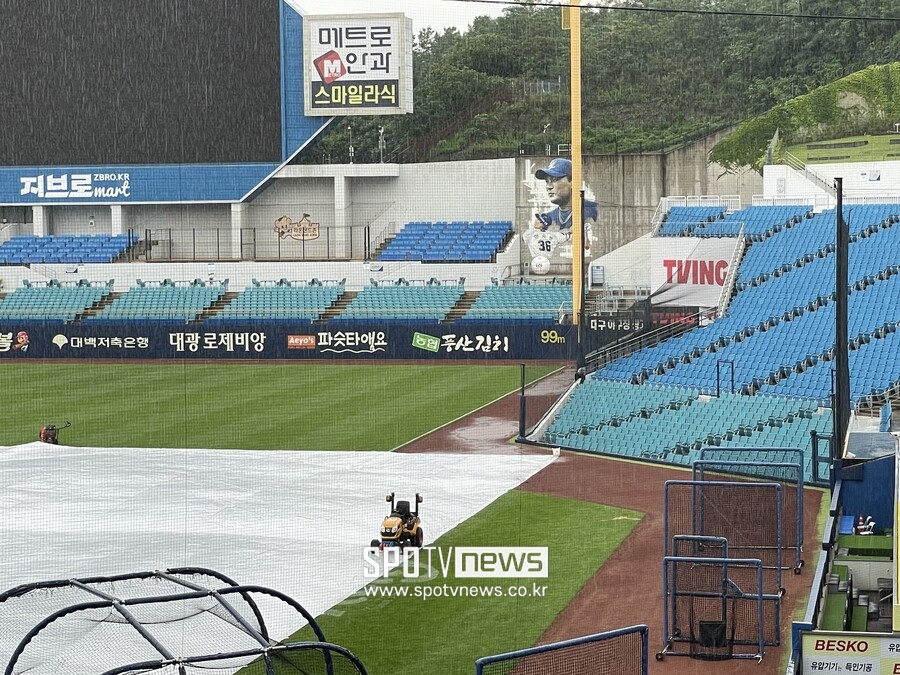 ▲대구 삼성라이온즈파크에 물웅덩이가 생겼다. ⓒ대구, 최민우 기자