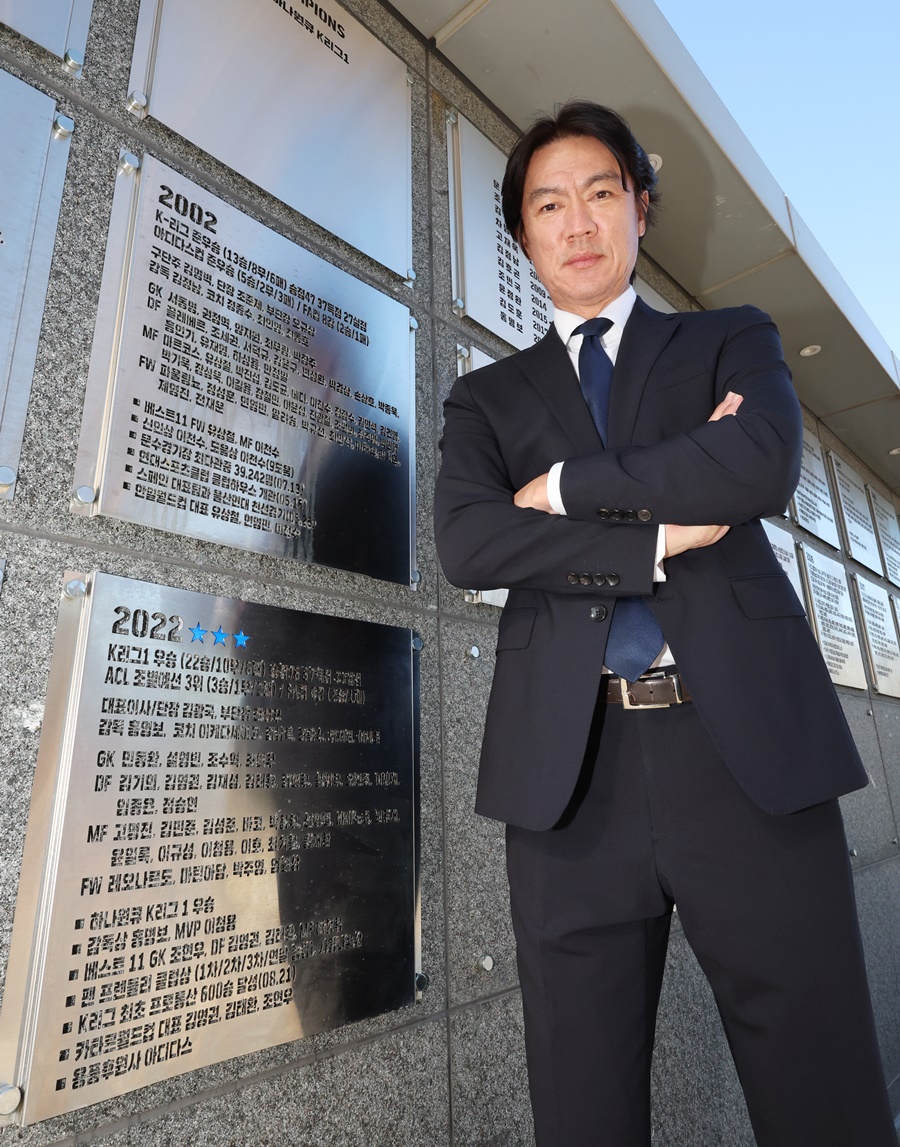 ▲ 홍명보 울산 HD 감독. 이제 한국 남자축구 대표팀 감독으로 간다. 갑작스럽게 마음을 바꿨다. 울산 팬들은 배신감을 느낀다. 하지만 울산 구단은 "홍명보 감독은 우리가 보내는 거다. 떠나야 할 시점이 도래했고 새로운 도전과 목표에 마음이 움직인 상대는 보내주어야 한다. 멋지게 보냈으면 한다"며 팬들과 사뭇 다른 반응을 보였다 ⓒ 연합뉴스