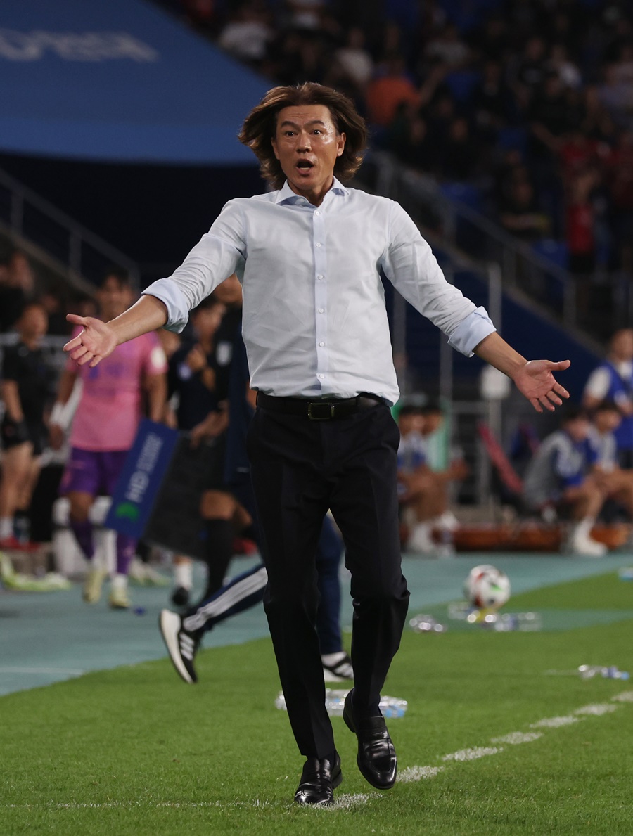 ▲ 홍명보 울산 HD 감독. 이제 한국 남자축구 대표팀 감독으로 간다. 갑작스럽게 마음을 바꿨다. 울산 팬들은 배신감을 느낀다. 하지만 울산 구단은 "홍명보 감독은 우리가 보내는 거다. 떠나야 할 시점이 도래했고 새로운 도전과 목표에 마음이 움직인 상대는 보내주어야 한다. 멋지게 보냈으면 한다"며 팬들과 사뭇 다른 반응을 보였다 ⓒ 연합뉴스