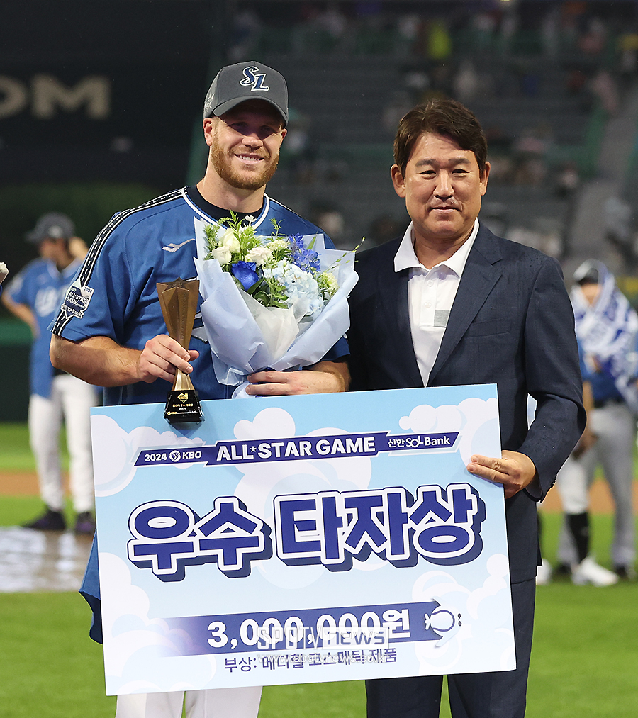 ▲ 맥키넌이 올스타전에서 우수타자상을 받았다. ⓒ곽혜미 기자