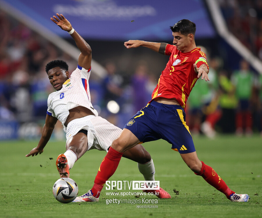 ▲ 스페인은 독일 뮌헨 푸스발 아레나에서 열린 유럽축구연맹(UEFA) 유럽축구선수권대회(유로2024) 4강전에서 프랑스를 2-1로 제압했다. 이번 대회 결승전에 먼저 올라간 이들은 오는 15일 잉글랜드-네덜란드 승리 팀과 결승전에서 격돌한다. 이날 경기 주인공은 라민 야말이었다. 17세를 3일 앞둔 야말이 유로 대회 최연소 득점 기록을 경신하며 환호했다. 세계적으로 범위를 넓히면 더 인상적이다. 월드컵을 포함한 메이저대회에서 펠레의 4강 출전 기록(17세 224일)을 1년 정도 더 빨리 당기면서 '신이 내린 재능'을 입증했다. 음바페의 유로 우승 도전은 또 다음으로 미뤄졌다