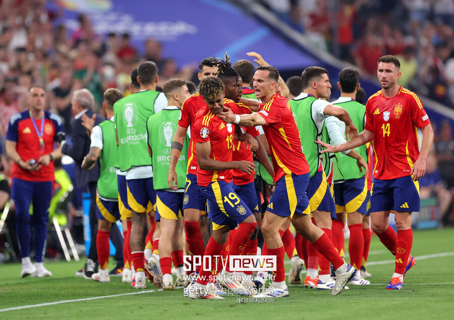 ▲ 스페인은 독일 뮌헨 푸스발 아레나에서 열린 유럽축구연맹(UEFA) 유럽축구선수권대회(유로2024) 4강전에서 프랑스를 2-1로 제압했다. 이번 대회 결승전에 먼저 올라간 이들은 오는 15일 잉글랜드-네덜란드 승리 팀과 결승전에서 격돌한다. 이날 경기 주인공은 라민 야말이었다. 17세를 3일 앞둔 야말이 유로 대회 최연소 득점 기록을 경신하며 환호했다. 세계적으로 범위를 넓히면 더 인상적이다. 월드컵을 포함한 메이저대회에서 펠레의 4강 출전 기록(17세 224일)을 1년 정도 더 빨리 당기면서 '신이 내린 재능'을 입증했다. 음바페의 유로 우승 도전은 또 다음으로 미뤄졌다