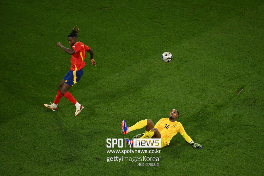 ▲ 스페인은 독일 뮌헨 푸스발 아레나에서 열린 유럽축구연맹(UEFA) 유럽축구선수권대회(유로2024) 4강전에서 프랑스를 2-1로 제압했다. 이번 대회 결승전에 먼저 올라간 이들은 오는 15일 잉글랜드-네덜란드 승리 팀과 결승전에서 격돌한다. 이날 경기 주인공은 라민 야말이었다. 17세를 3일 앞둔 야말이 유로 대회 최연소 득점 기록을 경신하며 환호했다. 세계적으로 범위를 넓히면 더 인상적이다. 월드컵을 포함한 메이저대회에서 펠레의 4강 출전 기록(17세 224일)을 1년 정도 더 빨리 당기면서 '신이 내린 재능'을 입증했다. 음바페의 유로 우승 도전은 또 다음으로 미뤄졌다