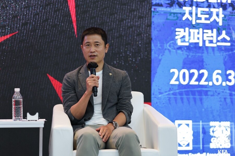 ▲ 이영표 해설위원은 KBS스포츠 유튜브 채널에서 최근에 벌어진 홍명보 감독 선임에 대해 말했다. 외국인 감독 선임을 기대했기에 "너무 놀랐다"라던 그는 "협회의 홍명보 감독 선임 과정을 보면서 저를 포함해 축구인들의 한계를 보는 것 같았다. 우리 축구인들이 다시는 행정을 하면 안 된다. 당분간 축구인들은 행정을 하면 안되고 사라져야 한다"라며 축구협회와 축구인 행정가들을 비판했다 ⓒ대한축구협회