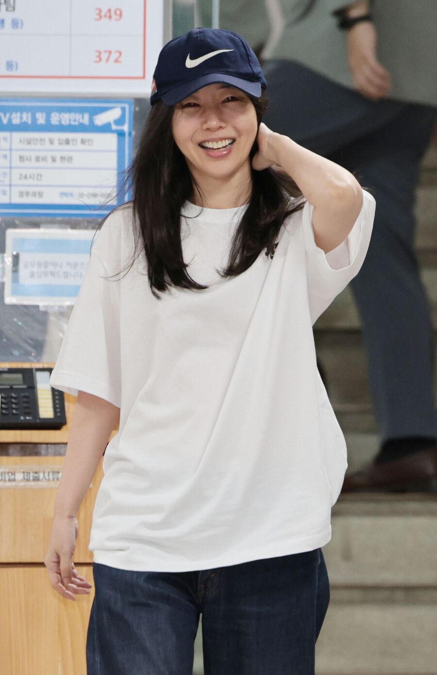 민희진, 하이브 고발에 뉴진스 티셔츠 입고 경찰 조사 "코미디 같은 일"