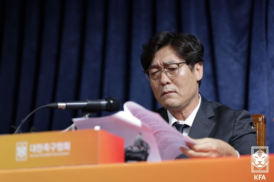 ▲ 이임생 이사는 “축구협회가 마련한 게임 모델과 A대표팀-연령별 대표팀 연계를 고려했을 때 (외국인 후보들보다) 홍 감독님의 전술이 더 적합하다고 봤다. 홍 감독의 전술은 라볼피아나를 통해 백3를 만들어 상대 측면 뒷공간을 효율적으로 공략한다. 선수들의 장점을 살려 어택킹서드에서 기회 창출도 많이 했다”라고 설명했다. ⓒ대한축구협회