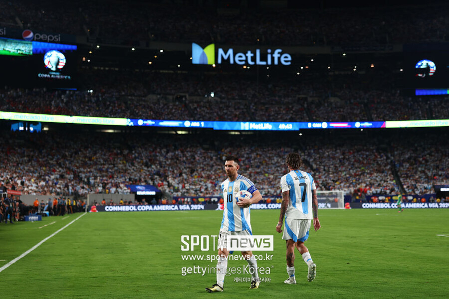 ▲ 아르헨티나는 10일(한국시간) 미국 뉴저지에 위치한 매트라이프 스타디움에서 열린 남미축구연맹(COMEBOL) 2024 코파 아메리카 4강에서 캐나다를 2-0으로 제압했다. 아르헨티나의 에이스인 리오넬 메시는 이번 대회 첫 골을 넣었고, 한국 차기 사령탑 후보였던 제시 마치 감독의 캐나다는 결승 진출에 실패했다. 