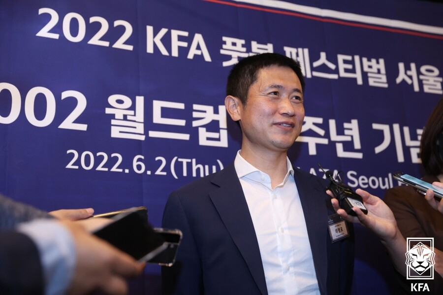 ▲ 공교롭게도 박주호와 이영표는 한때 대표팀의 왼쪽을 지켰던 국가대표 레프트백 출신이다. 그리고 두 사람은 대한축구협회를 향한 날카로운 ‘오버래핑’을 선보이고 있다. 축구 팬들은 소신껏 자신의 목소리를 내며 ‘오버래핑’을 하는 박주호와 이영표를 적극 지지하는 중이다.   ⓒ대한축구협회