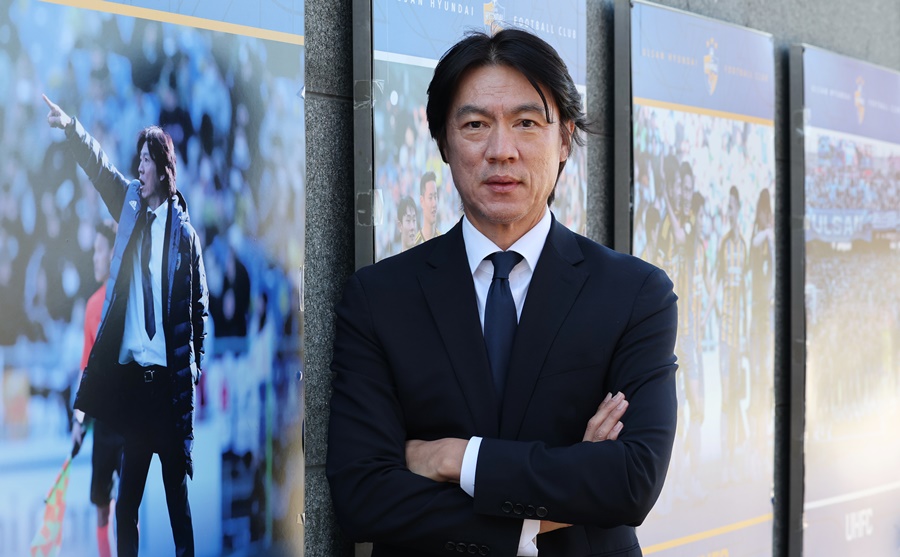 ▲ 이천수도 박주호, 이영표와 결이 같은 의견을 내놨다. 대한축구협회가 갑작스럽게 남자축구 대표팀 사령탑으로 홍명보 감독을 임명한 것을 두고 비판 목소리를 낸 것이다. 이천수는 "지금 축구가 장난인가? 능력이 안 되면 그만둬야 되는데 그걸 못한다"며 계속해서 잡음이 나오는 대한축구협회의 감독 선임 과정 문제를 지적했다. 박주호에 대해선 축구 선배로서 미안한 마음을 전달했다. "선배들이 해야 하는데 후배가 나섰다. 얼마나 선배가 못났나"라며 "이렇게 되면 박주호가 힘들어진다"고 걱정했다. ⓒ 연합뉴스