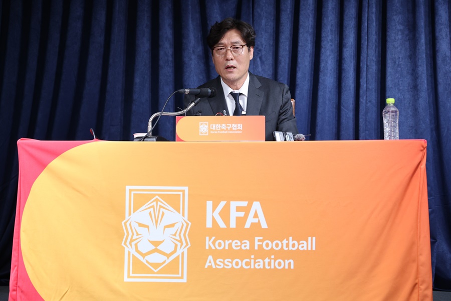 ▲ 이임생 대한축구협회 기술총괄 이사. 이천수도 박주호, 이영표와 결이 같은 의견을 내놨다. 대한축구협회가 갑작스럽게 남자축구 대표팀 사령탑으로 홍명보 감독을 임명한 것을 두고 비판 목소리를 낸 것이다. 이천수는 "지금 축구가 장난인가? 능력이 안 되면 그만둬야 되는데 그걸 못한다"며 계속해서 잡음이 나오는 대한축구협회의 감독 선임 과정 문제를 지적했다. 박주호에 대해선 축구 선배로서 미안한 마음을 전달했다. "선배들이 해야 하는데 후배가 나섰다. 얼마나 선배가 못났나"라며 "이렇게 되면 박주호가 힘들어진다"고 걱정했다. ⓒ 연합뉴스